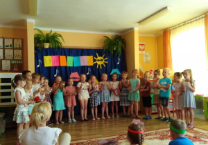 5-latki powitały słoneczną porę roku piosenką "Lato płynie do nas".